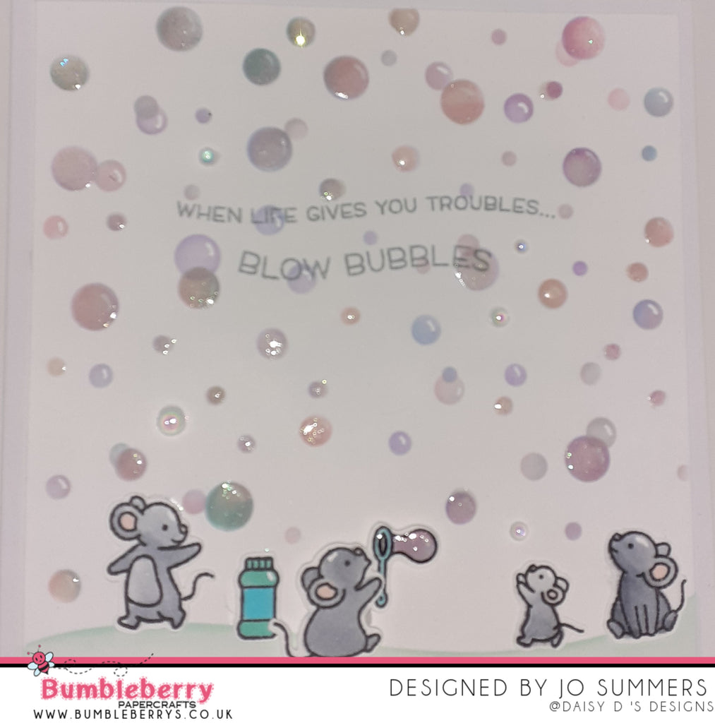 Utiliser vos pinceaux mélangeurs détaillés dans de petits endroits sur votre pochoir