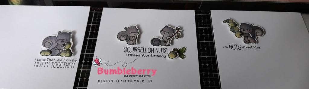 Création d'un ensemble de cartes épurées et simples, avec une palette de couleurs monochromatiques.