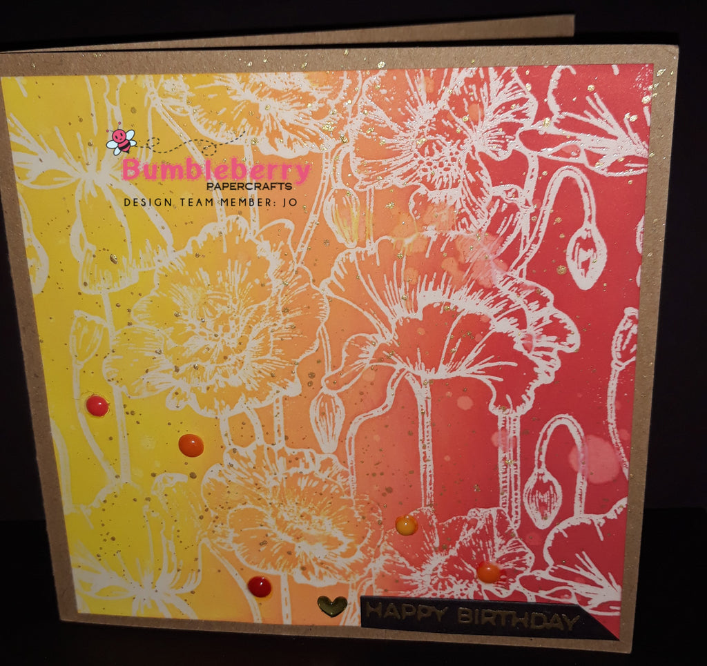 Quatre étapes faciles : tamponner, gaufrer, mélanger et éclabousser. Utilisation du tampon de fond MFT Poppies.