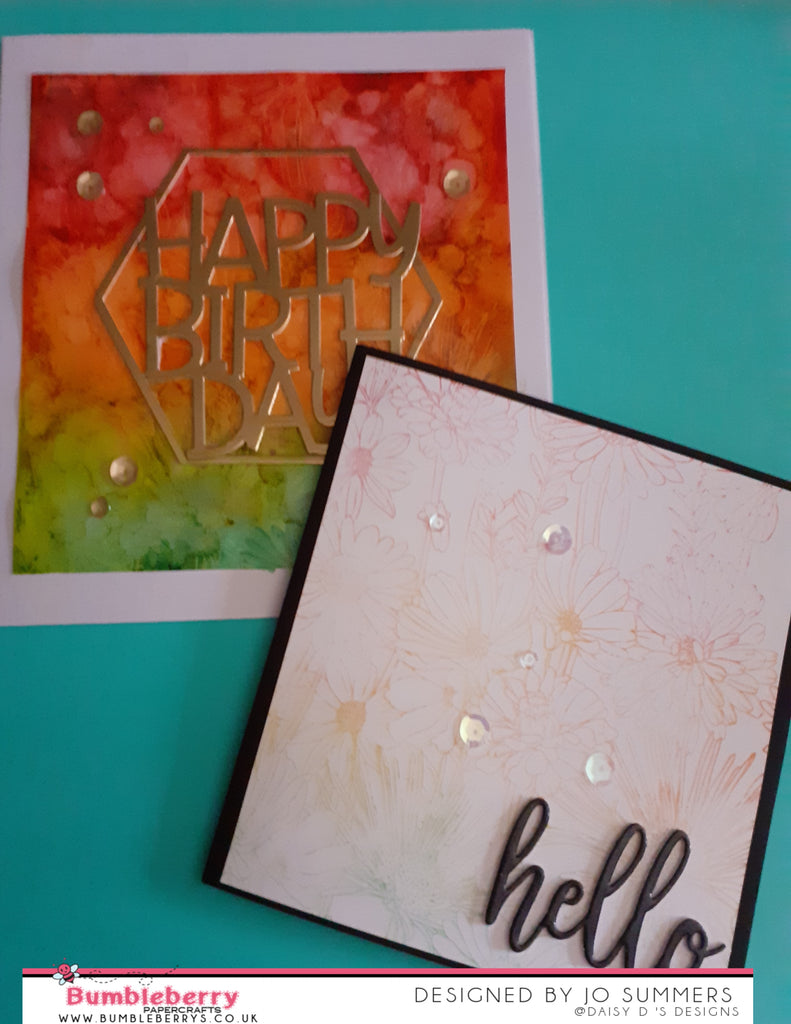 Jouer avec des encres à l'alcool, la technique de levage et les arrière-plans pour créer deux cartes.