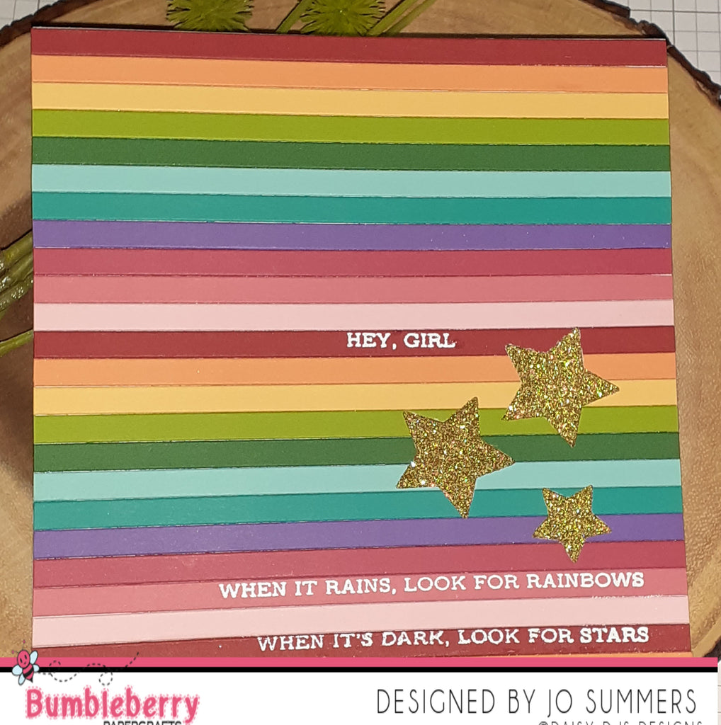 Utiliser des grattages et des sentiments pour créer des arrière-plans colorés sur vos cartes.