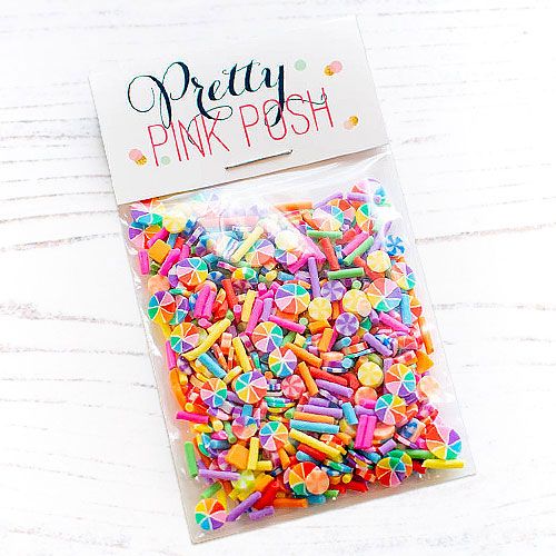 Au-dessus des confettis d’argile arc-en-ciel