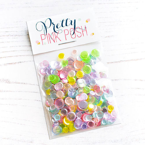 Confettis scintillants arc-en-ciel