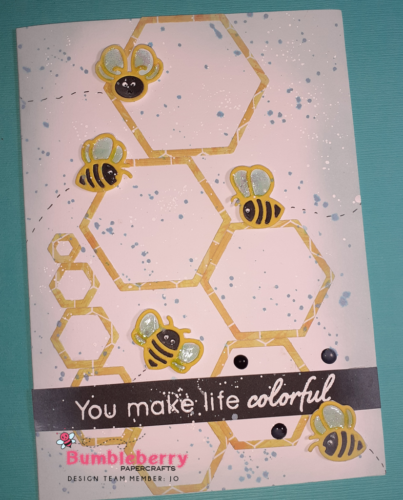 Comment intégrer des formes dans votre conception. Utilisation des cadres fins hexagonaux de Honey Bee Stamps.