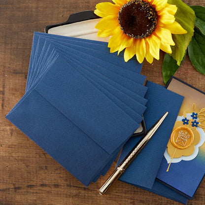 Enveloppes A2 brossées bleu marine - Paquet de 10 de la collection Sealed By Spellbinders