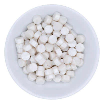 Perles de cire blanches nacrées de la collection Sealed by Spellbinders
